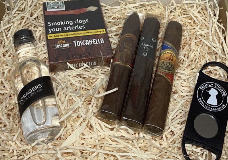 New World Cigar & Gin Hamper - 8 Cigars